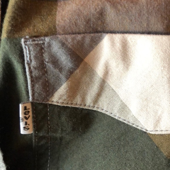 Levi’s button down shirt - Picture 3 of 4